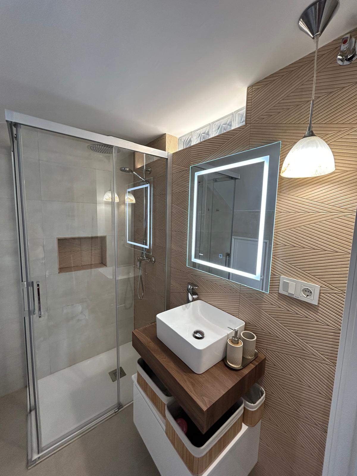 Baño con plato de ducha y espejo retroiluminado