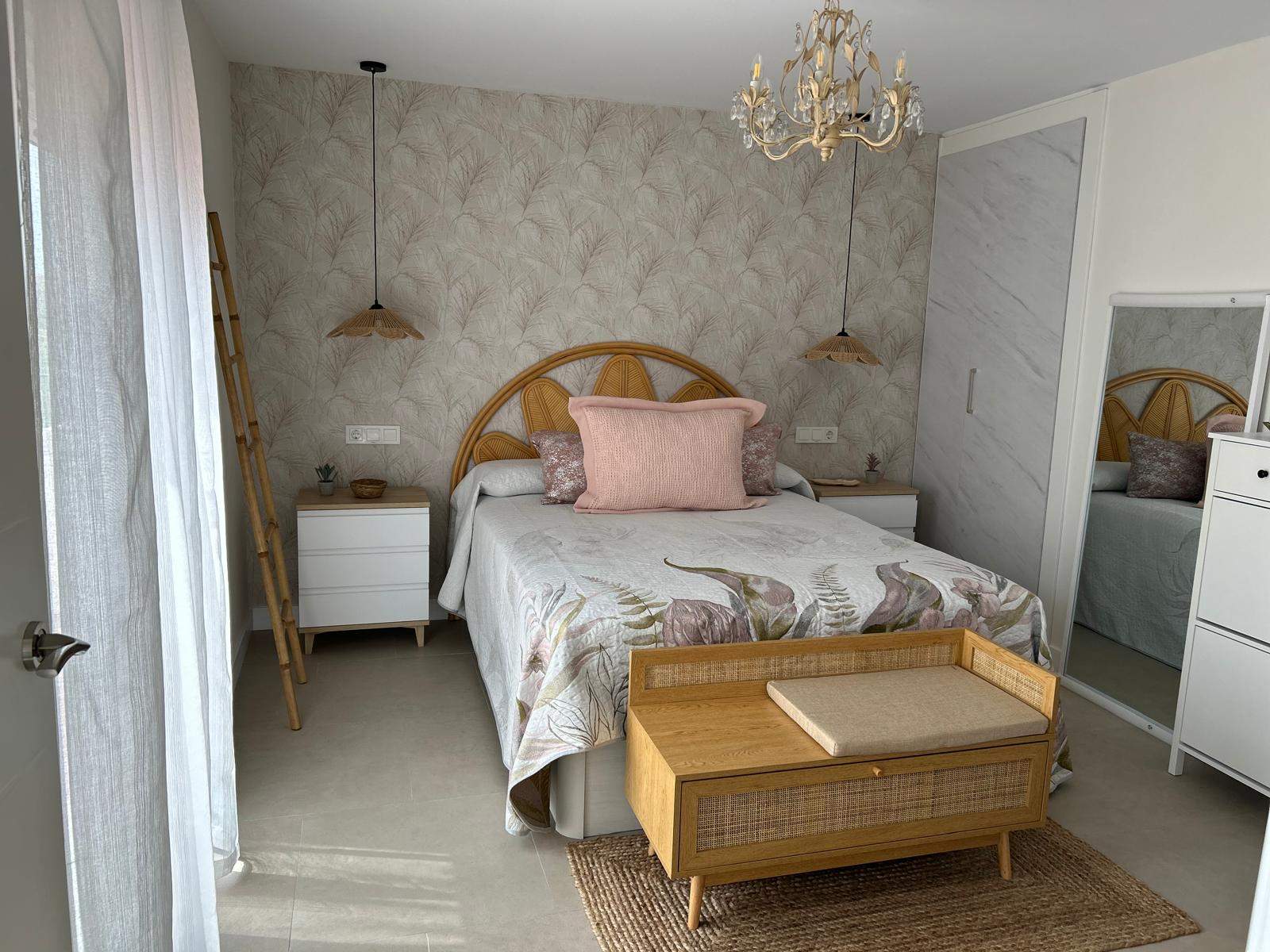 Vista amplia del dormitorio principal